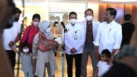 Pantauan detikcom, Jokowi dan Iriana keluar bersama Kahiyang dan sang suami, Bobby Nasution. Jokowi, Iriana, dan Bobby terlihat mengenakan baju berwarna putih. Sedangkan Kahiyang memakai baju berwarna merah. Semuanya tampak mengenakan masker. (Kris - Biro Pers Sekretariat Presiden)