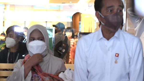 Potret Iriana Jokowi Saat Gendong Cucu Kelima Pakai Jarik