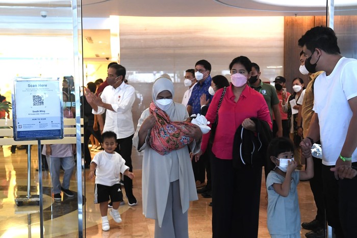 Jokowi dan Iriana serta keluarga saat mendampingi Kahiyang usai melahirkan Panembahan Al Saud (Kris - Biro Pers Sekretariat Presiden)