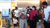 Putri Presiden Joko Widodo (Jokowi), Kahiyang Ayu, kemarin sore keluar dari Rumah Sakit Pondok Indah, Jakarta Selatan, usai melahirkan anak ketiganya, Panembahan Al Saud Nasution. Jokowi dan Ibu Negara Iriana pun tampak mendampingi dalam momen tersebut. (Kris - Biro Pers Sekretariat Presiden)