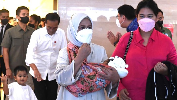 Jokowi dan Iriana serta keluarga saat mendampingi Kahiyang usai melahirkan Panembahan Al Saud (Kris - Biro Pers Sekretariat Presiden)