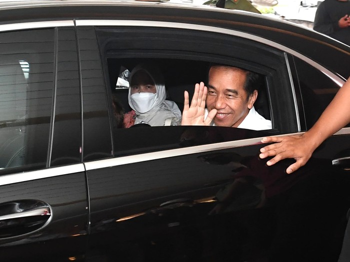 Jokowi dan Iriana serta keluarga saat mendampingi Kahiyang usai melahirkan Panembahan Al Saud (Kris - Biro Pers Sekretariat Presiden) Jokowi dan Iriana serta keluarga saat mendampingi Kahiyang usai melahirkan Panembahan Al Saud (Kris - Biro Pers Sekretariat Presiden)