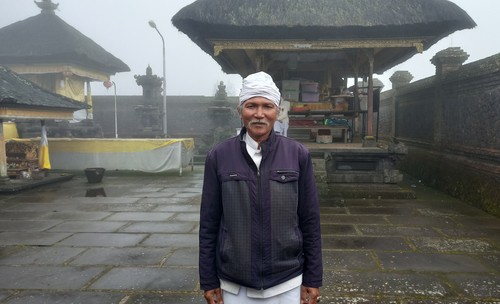 Jro Mangku Gede Umbar, pemangku di Pura Pasar Agung yang berlokasi di kaki Gunung Agung, Karangasem, Bali.