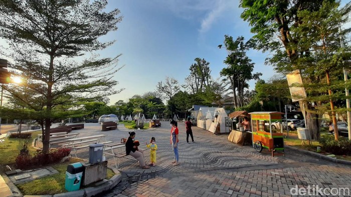 Kafe tenda di Surabaya