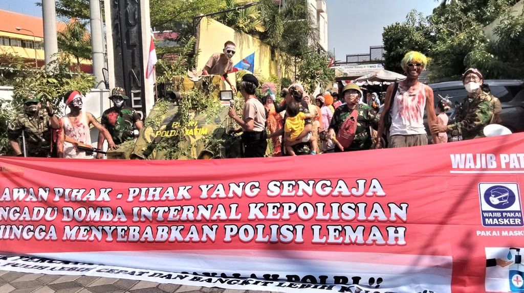 Kemeriahan Karnaval Warga Peringati HUT RI di Surabaya Usung Dukungan Polri