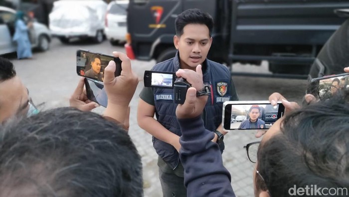 Kasatreskrim Polres Kediri AKP Rizkika Atmadha saat menjelsakan tentang kasus balita ditemukan tewas