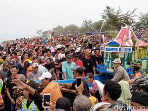 Larung Kambing Kendit dalam Sedekah Laut di Pantai Genjik Purworejo