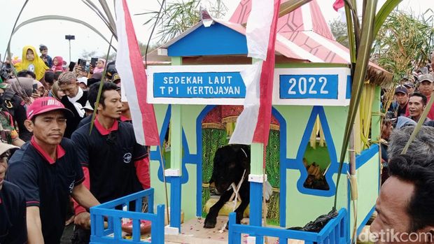 Kegiatan sedekah laut di Pantai Genjik Purworejo, Minggu (28/8/2022).