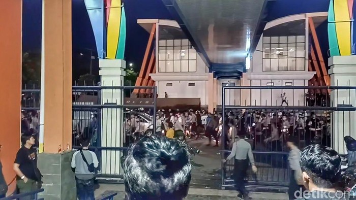 Kericuhan antarsuporter mewarnai akhir laga Persikab VS PSIM di SJH