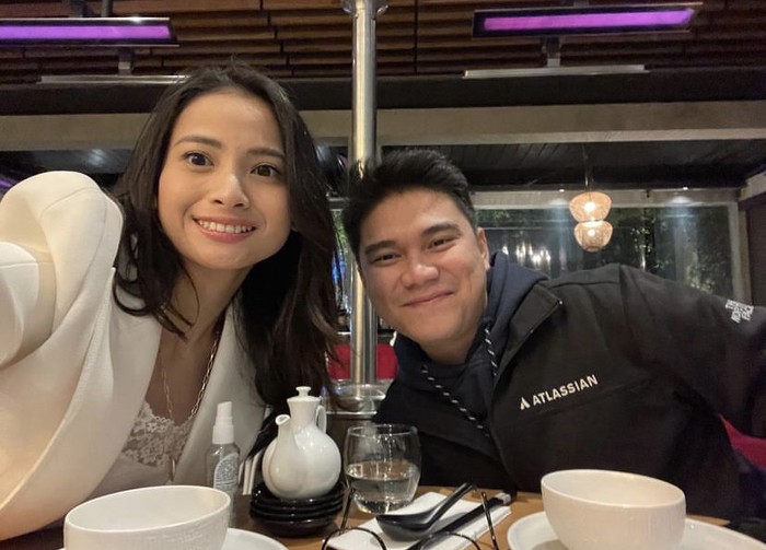 Keseruan Acha Septriasa Saat Makan di Lokasi Film ‘Mumun’