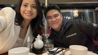 Acha yang kini menetap di Australia bersama suami dan anaknya, terbilang cukup aktif membagikan momen kulineran seru di Instagramnya. Mulai makan-makan di lokasi syuting, makan bersama keluarga hingga makan bareng teman. Foto: Instagram @achaseptriasa