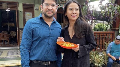 Keseruan Acha Septriasa Saat Makan di Lokasi Film Mumun