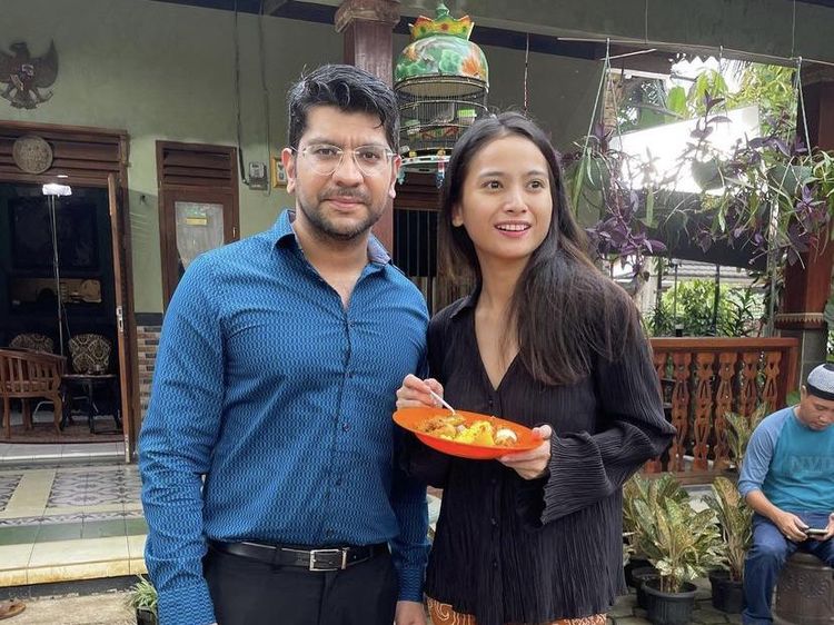 Keseruan Acha Septriasa Saat Makan di Lokasi Film Mumun