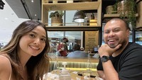 Berkesempatan untuk makan bareng sambil ngobrol dengan sutradara ternama, Joko Anwar. Acha merasa senang karena ia nenyebut jadwal Joko sangat padat bahkan hingga di tahun 2028. Foto: Instagram @achaseptriasa