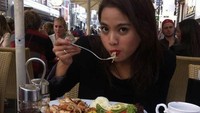 Unggah foto jadul, Acha pamer dirinya ketika makan aneka pasta dan sajian seafood saat dia berkunjung ke Wina di Austria. Foto: Instagram @achaseptriasa