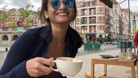 Di London, Acha yang dari dulu memang doyan banget ngopi, tampilkan senyuman lebarnya saat ngopi di kota keren yang ada di Inggris tersebut. Foto: Instagram @achaseptriasa