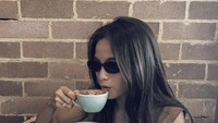 Masih dengan kesenangannya minum kopi. Kali ini tampilan Acha tampak lebih serius saat meminum kopinya. Foto: Instagram @achaseptriasa