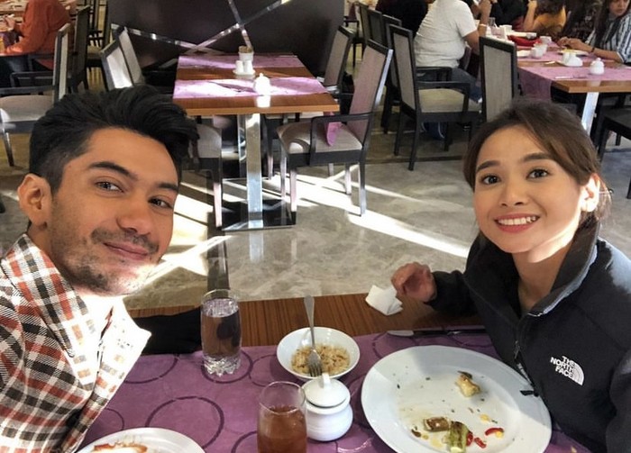 Keseruan Acha Septriasa Saat Makan di Lokasi Film ‘Mumun’