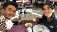 Terakhir ini momen serunya Acha dan Reza Rahadian makan bareng di salah satu restoran ketika terlibat dalam proyek film yang sama. Foto: Instagram @achaseptriasa