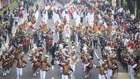 Sejumlah Taruna Akademi Kepolisian (Akpol) yang tergabung dalam drum band beraksi ketika mengikuti Kirab Merah Putih di kawasan Monumen Nasional (Monas), Jakarta, Minggu (28/8/2022).