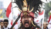 Peserta membawakan Tarian Kabasaran asal Minahasa ketika mengikuti Kirab Merah Putih.