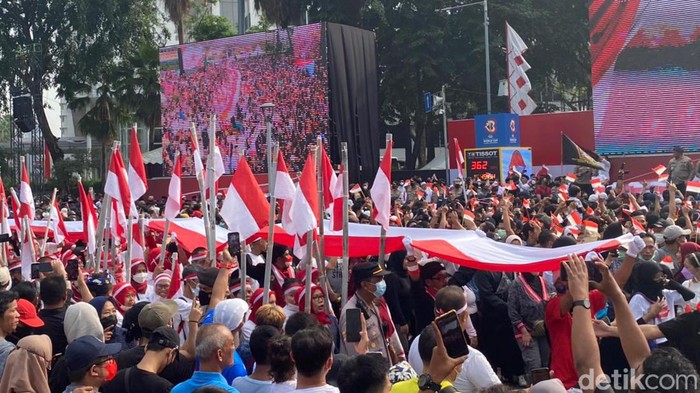 Kirab Merah Putih 2022 berlangsung di Bundaran HI, Jakarta Pusat, Minggu (28/8/2022). Kirab Merah Putih adalah pembentangan bendera Merah Putih ukuran raksasa.