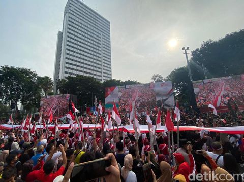 Kirab Merah Putih 2022 berlangsung di Bundaran HI, Jakarta Pusat, Minggu (28/8/2022). Kirab Merah Putih adalah pembentangan bendera Merah Putih ukuran raksasa.