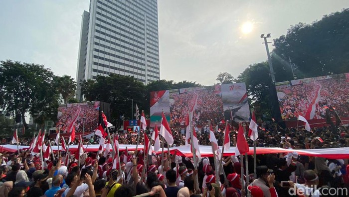 Kirab Merah Putih tiba di Bundaran HI