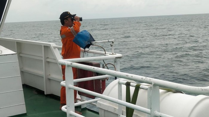 KN Laksmana 241 saat melakukan pencarian 11 ABK di Selat Makassar.