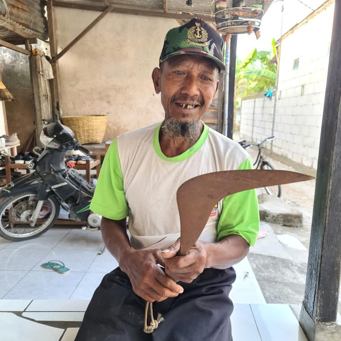 Kosim cucu Sarip Tambak Oso dengan celurit milik kakeknya Kosim cucu Sarip Tambak Oso dengan celurit milik kakeknya