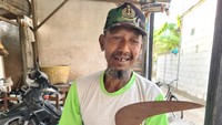 Kosim cucu Sarip Tambak Oso dengan celurit milik kakeknya/(Dok. Kominfo Pemkab Sidoarjo)