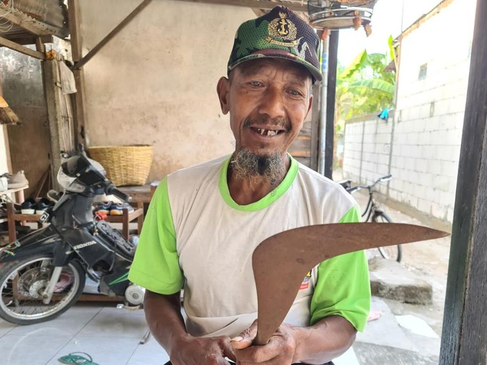 Kosim cucu Sarip Tambak Oso dengan celurit milik kakeknya Kosim cucu Sarip Tambak Oso dengan celurit milik kakeknya