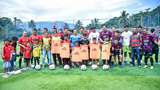 Persib Legend Berbagai Bola dan Rompi Bareng Komunitas