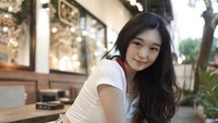 Di Instagramnya, Livy Renata banyak membagikan momennya saat nongkrong di kafe dan kulineran di restoran. Ia selalu berfoto di kafe atau restoran. Foto: Instagram @livyrenata