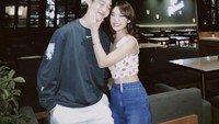 Ada juga momen makan bersama dengan Prince, seperti yang terlihat di foto ini. Kedekatan Livy Renata dan Prince ini juga menimbulkan isu berpacaran. Foto: Instagram @livyrenata