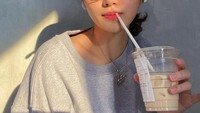 Sama seperti anak muda lainnya, Livy Renata juga doyan nongkrong sambil menikmati kopi. Seperti yang terlihat pada momen  Foto: Instagram @livyrenata