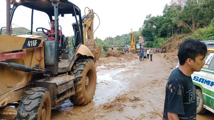Proses pembersihan lumpur banjir bandang di Kecamatan Lumbanjulu, Toba. Istimewa