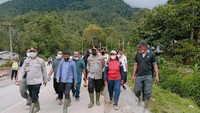 Foto: Kapolda Sumut, Irjen Panca Putra Simanjuntak meninjau lokasi longsor dan banjir. Dok Istimewa