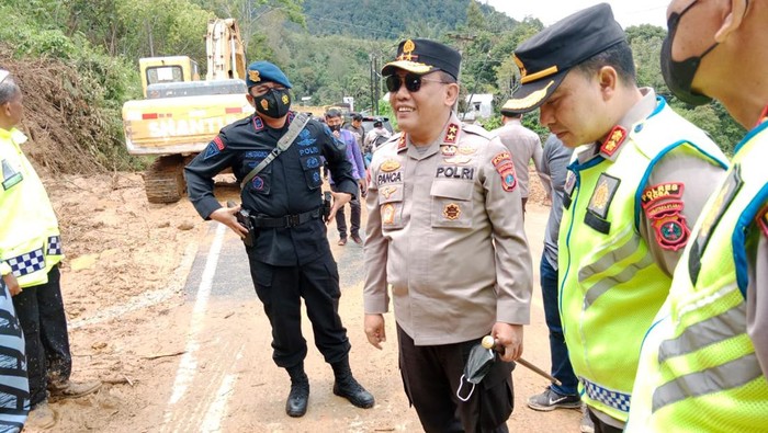 Kapolda Sumut, Irjen Panca Putra Simanjuntak meninjau lokasi longsor dan banjir. Dok Istimewa
