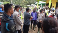 Foto: Kapolda Sumut, Irjen Panca Putra Simanjuntak meninjau lokasi longsor dan banjir. Dok Istimewa