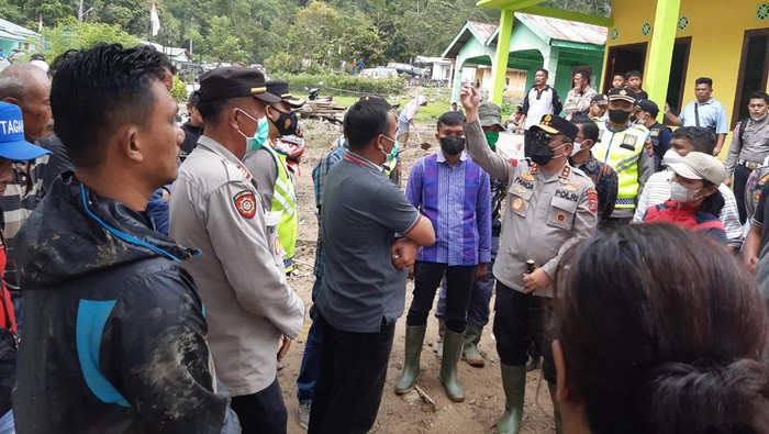 Kapolda Sumut, Irjen Panca Putra Simanjuntak meninjau lokasi longsor dan banjir. Dok Istimewa