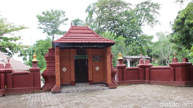 Makam Pangeran Angkawijaya di pinggir timur Sungai Cisanggarung, Desa Losari Lor, Kecamatan Losari, Kabupaten Brebes, Kamis (25/8/2022).