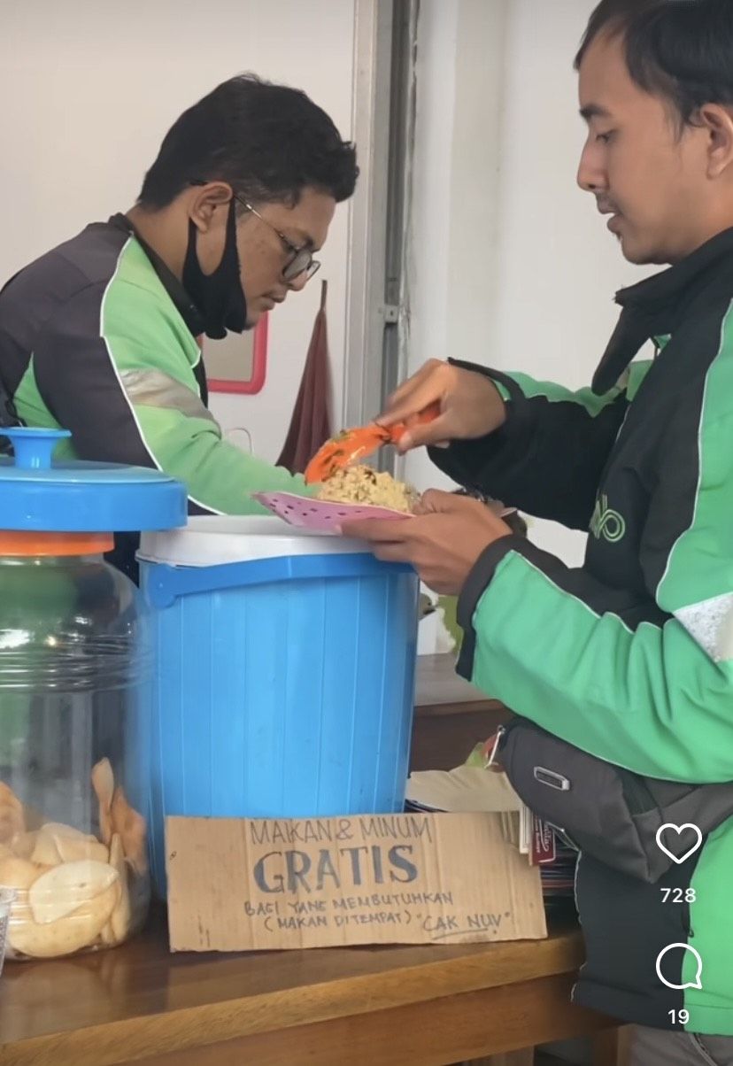 pemilik warung bebek goreng bagikan makanan gratis