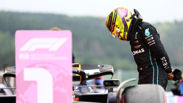 SPA, BELGIUM - AUGUST 27: 7th place qualifier Lewis Hamilton of Great Britain and Mercedes inspects the car of Max Verstappen of the Netherlands and Oracle Red Bull Racing in parc ferme during qualifying ahead of the F1 Grand Prix of Belgium at Circuit de Spa-Francorchamps on August 27, 2022 in Spa, Belgium. (Photo by Mark Thompson/Getty Images)