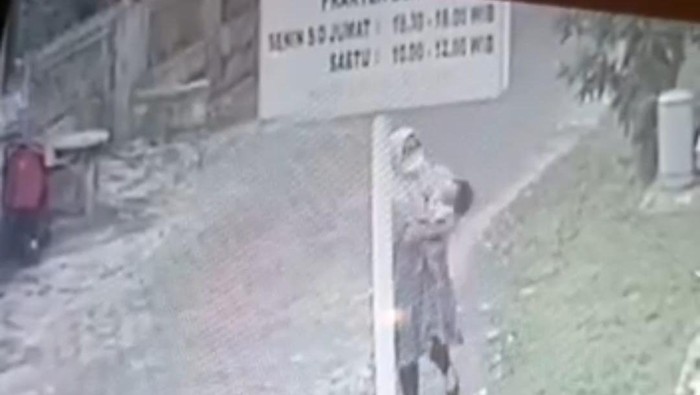 Viral di media sosial CCTV yang merekam aksi seorang wanita sedang menjewer anak kecil berkali - kali. Kini, wanita itu sudah dilaporkan ke Polrestabes Medan. Istimewa