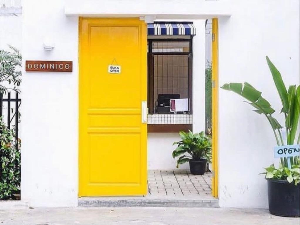 Pintu kuning yang menjadi ikon khas Dominico Cafe