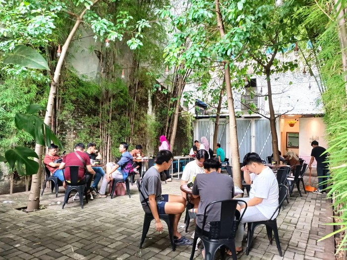 Suasana di Dominico cafe dengan rindang pepohonan yang alami memberikan nuansa kesejukan. Kartika Sari/detikSumut
