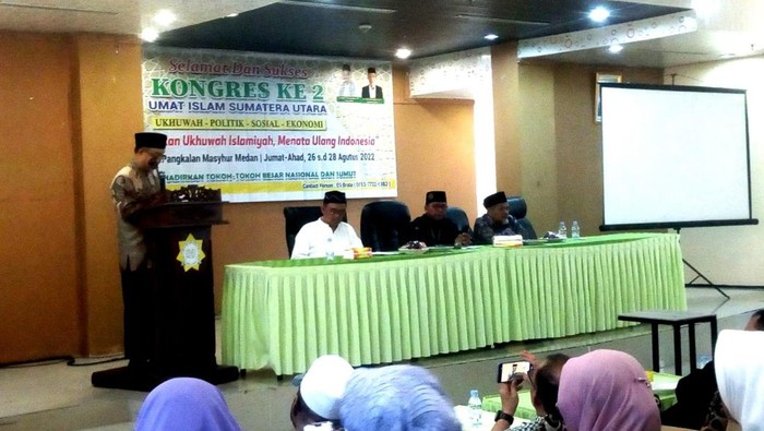 Tamsil Lanrung menutup Kongres ke-II Umat Islam Sumatera Utara di Asrama Haji, Medan.