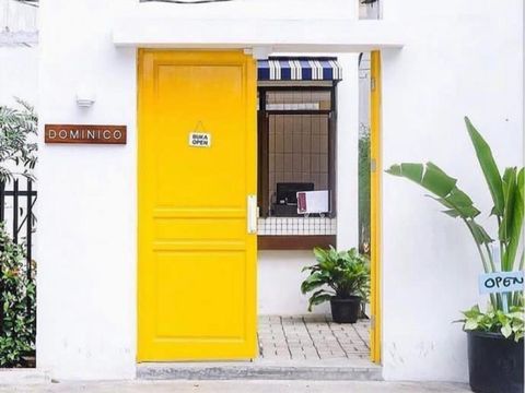 Pintu kuning yang menjadi ikon khas Dominico.