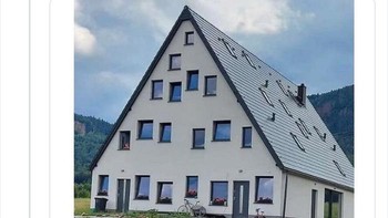 Rumah saat pertama kali main The Sims, jendelanya kebanyakan. Desain kacau. Foto: Wael_artwarlock via Bored Panda  